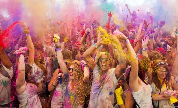 Beautiful Holi wishes with a colorful festive background